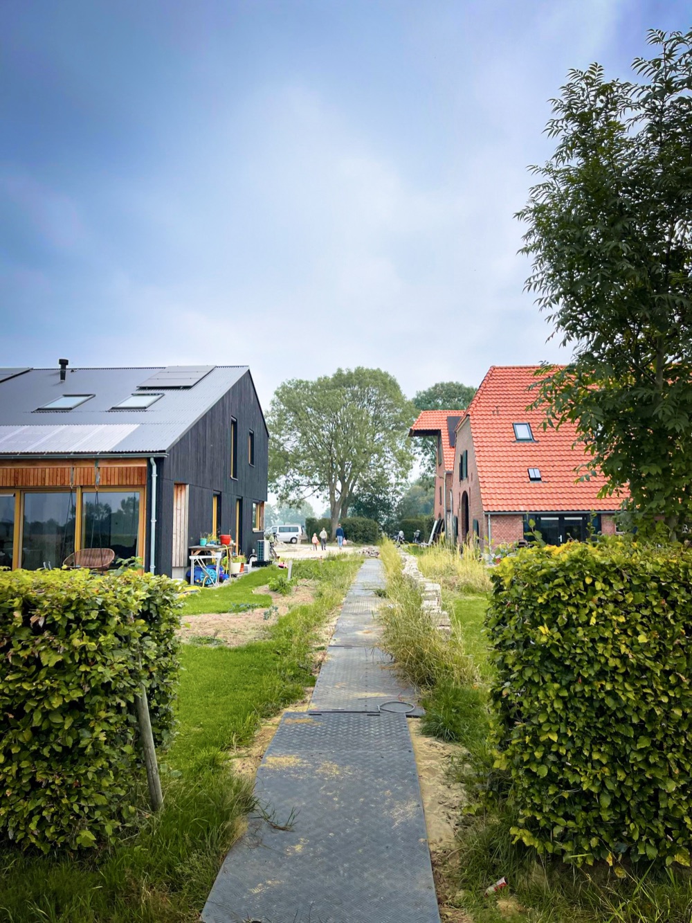 Pad langs de woningen